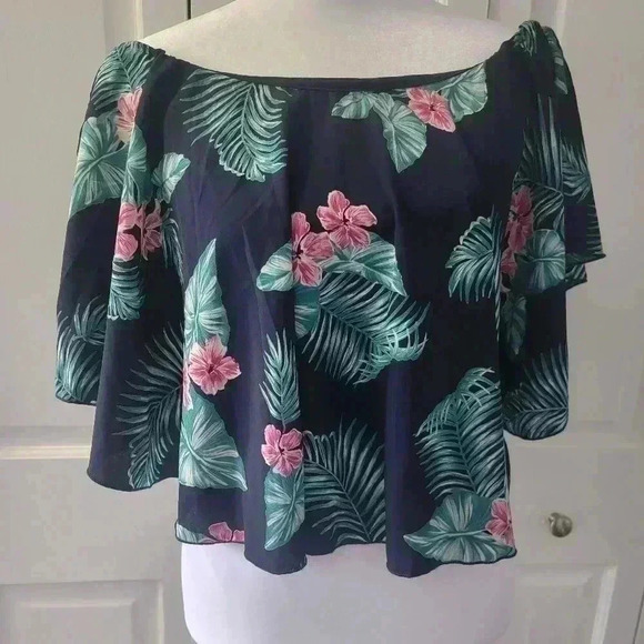 cookies clothing co HAWAII Tops - Cookies Clothing Co. HAWAII Green Leaf Cape Sleeve Off-Shoulder Crop Top, Sz MED
